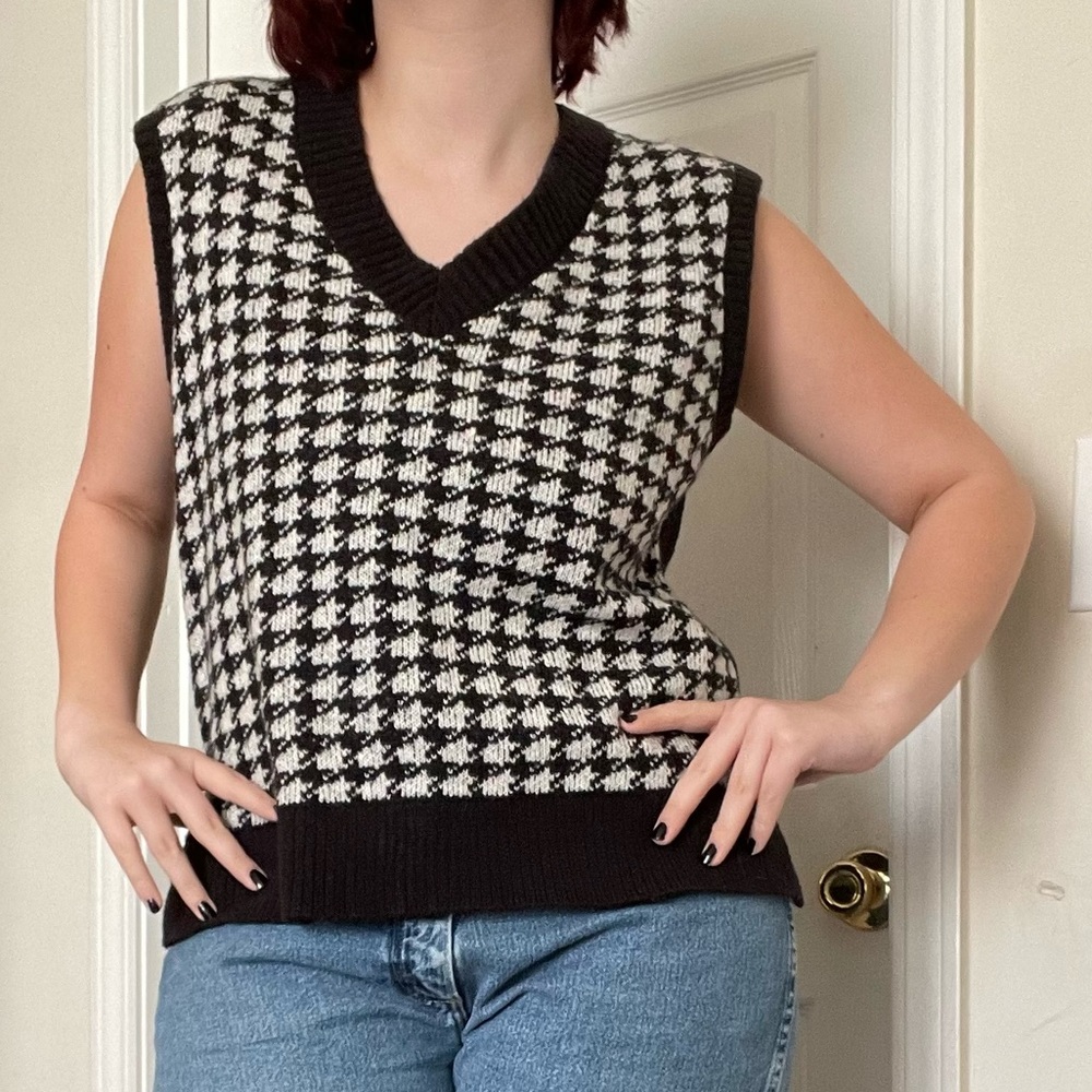 black/white designed sweater vest (oversized)